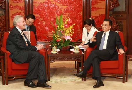 Chinese Vice Premier Li Keqiang (R) meets with visiting General Electric (GE) Chairman and Chief Executive Officer Jeff Immelt in Beijing, capital of China, on May 25, 2009. 