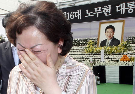 A supporter of deceased former South Korean President Roh Moo-hyun cries during a memorial service at Roh's hometown Bonghwa village in Gimhae, about 450 km (280 miles) southeast of Seoul, May 25, 2009.