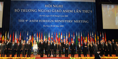 Foreign ministers and delegates from members of the Asia-Europe Meeting (ASEM) attend the 9th Foreign Ministers' Meeting of the ASEM in Hanoi, capital of Vietnam, May 25, 2009. (Xinhua/Huang Haimin)