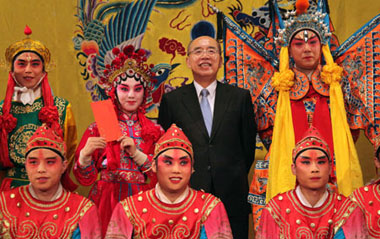 Wu Poh-hsiung (2nd R, Back), Kuomintang (KMT) Chairman, poses with performers of Beijing opera while visiting the Huguang Guildhall in Beijing, capital of China, on May 25, 2009. A KMT delegation headed by Wu arrived in Beijing on Monday for an visit on the mainland.