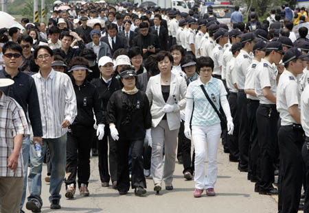 Supporters of deceased former President Roh Moo-hyun arrive to mourn in his hometown, Bonghwa village in Gimhae, about 450 km (280 miles) southeast of Seoul, May 25, 2009.