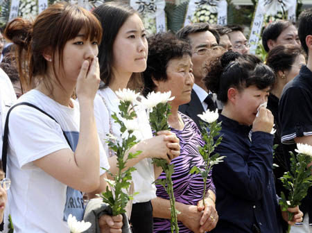 Supporters of deceased former South Korean President Roh Moo-hyun mourn during a memorial service at Roh's hometown Bonghwa village in Gimhae, about 450 km (280 miles) southeast of Seoul, May 25, 2009. 