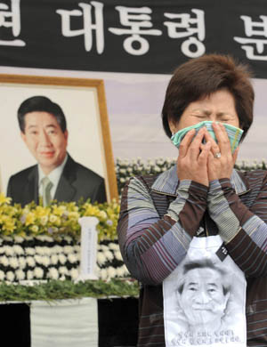 A supporter of deceased former South Korean President Roh Moo-hyun cries during a memorial service at Roh's hometown Bonghwa village in Gimhae, about 450 km (280 miles) southeast of Seoul, May 25, 2009. 