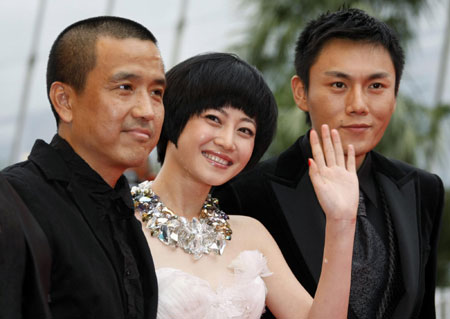 Director Lou Ye (L) poses with cast members Zhuo Tan (C) and Hao Qin as they arrive for the screening of the film 'Chun feng chen zui de ye wan' (Spring Fever), at the 62nd Cannes Film Festival May 14, 2009. 