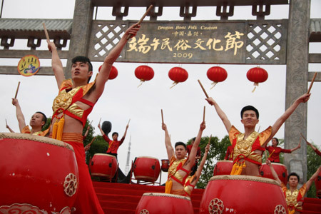 Actors perform traditional dance during the opening ceremony of a culture festival in Jiaxing, east China&apos;s Zhejiang Province, May 26, 2009, to celebrate the Chinese traditional Duanwu Festival which falls on May 28 this year. A culture festival with the theme of Duanwu folk custom was held here from May 26 to 30 in the city.(Xinhua Photo)