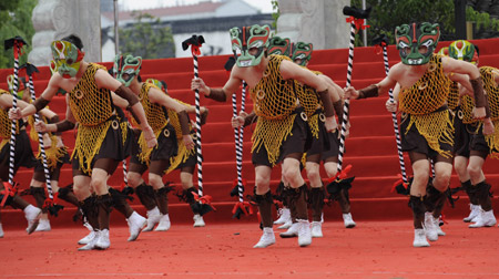 Actors perform traditional dance during the opening ceremony of a culture festival in Jiaxing, east China's Zhejiang Province, May 26, 2009, to celebrate the Chinese traditional Duanwu Festival which falls on May 28 this year.(Xinhua Photo) 