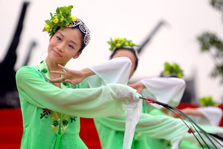 Actresses perform traditional dance during the opening ceremony of a culture festival in Jiaxing, east China's Zhejiang Province, May 26, 2009, to celebrate the Chinese traditional Duanwu Festival which falls on May 28 this year. (Xinhua Photo) 