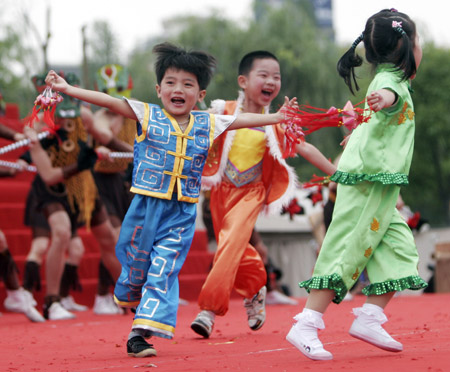 Children with traditional sachets in hand perform during the opening ceremony of a culture festival in Jiaxing, east China's Zhejiang Province, May 26, 2009, to celebrate the Chinese traditional Duanwu Festival which falls on May 28 this year.(Xinhua Photo)