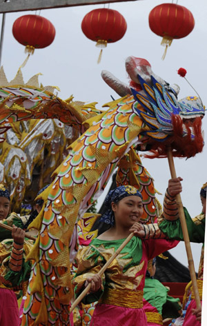 Actors perform dragon dance during the opening ceremony of a culture festival in Jiaxing, east China's Zhejiang Province, May 26, 2009, to celebrate the Chinese traditional Duanwu Festival which falls on May 28 this year. (Xinhua Photo) 