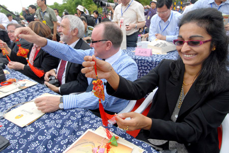 The foreign distinguished guests receive sachets during the opening ceremony of a culture festival in Jiaxing, east China's Zhejiang Province, May 26, 2009, to celebrate the Chinese traditional Duanwu Festival which falls on May 28 this year.(Xinhua Photo) 