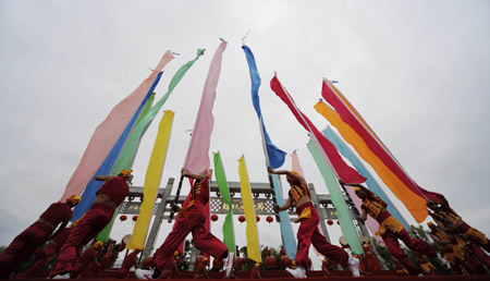 Actors perform traditional dance during the opening ceremony of a culture festival in Jiaxing, east China&apos;s Zhejiang Province, May 26, 2009, to celebrate the Chinese traditional Duanwu Festival which falls on May 28 this year. (Xinhua Photo) 