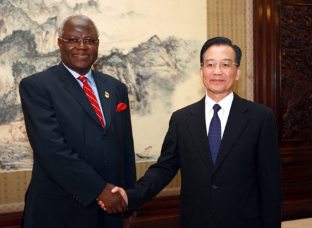 Chinese Premier Wen Jiabao (R) shakes hands with President of Sierra Leone Ernest Bai Koroma during their meeting in Beijing, capital of China, on May 26, 2009. (Xinhua/Ju Peng) 