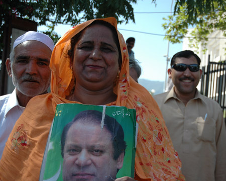 Supporters of former Prime Minister Nawaz Sharif smile after a court verdict outside the Supreme Court building in Islamabad, capital of Pakistan, on May 26, 2009. (Xinhua/Rao Bo)