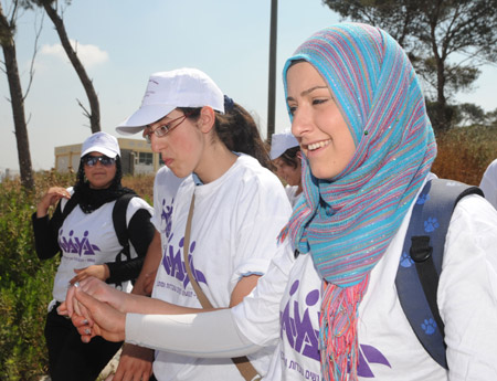 Jewish and Arab women participate in a march in Shfaram, northern Israel, May 26, 2009. Thousands of Jewish and Arab women took part in the march for unity, rights and partnership here on Tuesday. (Xinhua/Yin Bogu)