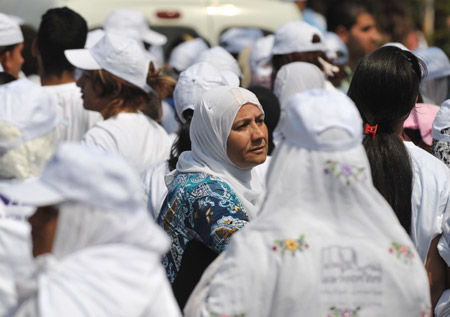 Jewish and Arab women participate in a march in Shfaram, northern Israel, May 26, 2009. Thousands of Jewish and Arab women took part in the march for unity, rights and partnership here on Tuesday. (Xinhua/Yin Bogu)