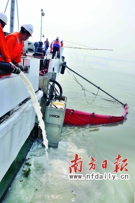 Guangdong provincial maritime affairs bureau conducts an emergency drill to retrieve spilled oil  in the Pearl River Delta area. Nearly one third of the sea off Guangdong Province is seriously polluted, a situation that threatens to harm economic development in the area.