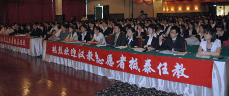 Representatives of the Mandarin-teaching volunteers from China attend a welcoming ceremony in Bangkok, capital of Thailand, May 24, 2009. The Thai capital saw a welcoming ceremony Sunday for this year's first batch of Mandarin-teaching volunteers from China. The total number of Chinese teachers to Thailand in 2009 will amount to 1,028. [Xinhua Photo]