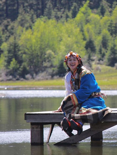 Chinese singer-actress Tan Weiwei films a music video to promote Shangri-La County in Yunnan Province. The video tells a romantic story between a princess played by Tan and a young man played by Tibetan singer-actor Pu Bajia. Tan is an ethnic Han who has developed a strong interest in the Tibetan culture. She has also released a folk compilation album entitled 'The Heart of Highland' with six other artists.