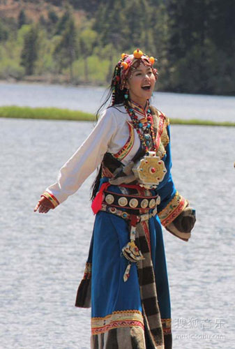 Chinese singer-actress Tan Weiwei films a music video to promote Shangri-La County in Yunnan Province. The video tells a romantic story between a princess played by Tan and a young man played by Tibetan singer-actor Pu Bajia. Tan is an ethnic Han who has developed a strong interest in the Tibetan culture. She has also released a folk compilation album entitled 'The Heart of Highland' with six other artists.