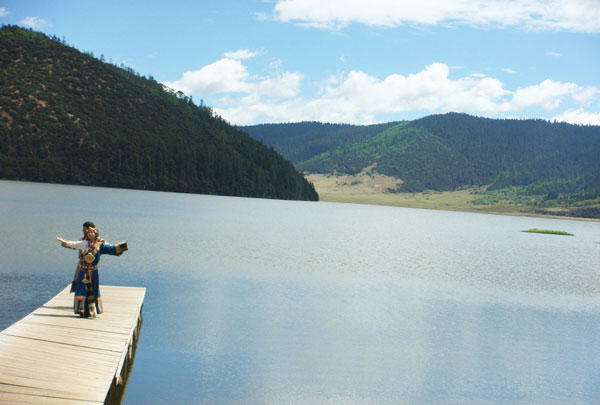 Chinese singer-actress Tan Weiwei films a music video to promote Shangri-La County in Yunnan Province. The video tells a romantic story between a princess played by Tan and a young man played by Tibetan singer-actor Pu Bajia. Tan is an ethnic Han who has developed a strong interest in the Tibetan culture. She has also released a folk compilation album entitled 'The Heart of Highland' with six other artists.