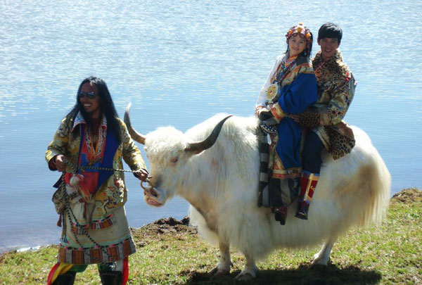 Chinese singer-actress Tan Weiwei films a music video to promote Shangri-La County in Yunnan Province. The video tells a romantic story between a princess played by Tan and a young man played by Tibetan singer-actor Pu Bajia. Tan is an ethnic Han who has developed a strong interest in the Tibetan culture. She has also released a folk compilation album entitled 'The Heart of Highland' with six other artists. 