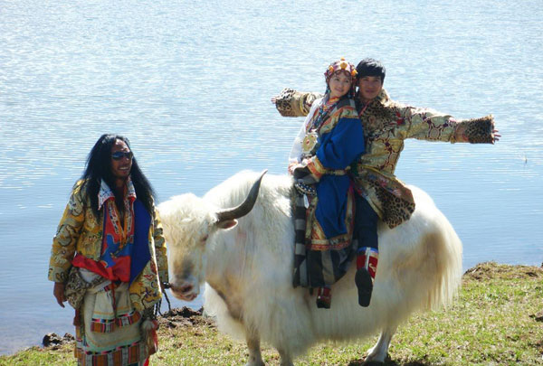 Chinese singer-actress Tan Weiwei films a music video to promote Shangri-La County in Yunnan Province. The video tells a romantic story between a princess played by Tan and a young man played by Tibetan singer-actor Pu Bajia. Tan is an ethnic Han who has developed a strong interest in the Tibetan culture. She has also released a folk compilation album entitled 'The Heart of Highland' with six other artists. 