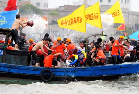 People from Fujian and Taiwan splash water to each other to mark the Duanwu Festival, also known as the Dragon Boat Festival, in Shishi, southeast China's Fujian Province, May 28, 2009. 