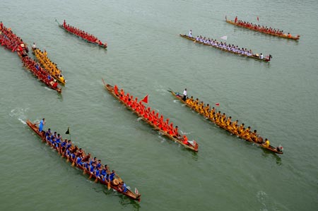 The photo taken on May 28, 2009 shows a bird view of the dragon boat race held on Liujiang River in Liuzhou City of southwest China's Guangxi Zhuang Autonomous Region. A dragon boat race was held here to celebrate the Chinese traditional Duanwu Festival, also known as the Dragon Boat Festival, with over 400 players from 12 teams attending. 