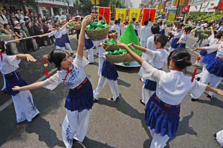 Actresses perform traditional dance during a folk custom tour in Jiaxing, east China's Zhejiang Province, May 27, 2009. A culture festival with the theme of Duanwu folk custom was held here to celebrate the Chinese traditional Duanwu Festival, also known as the Dragon Boat Festival.