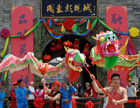 Chinese folk artists perform the dragon dancing to mark the Duanwu Festival, also known as the Dragon Boat Festival, in Shenyang, northeast China's Liaoning Province, May 28, 2009. The Duanwu Festival falls on May 5 of Chinese lunar calendar. This year's Duanwu festival falls on Thursday.It is generally believed that the Duanwu Festival is marked to remember to Qu Yuan, one of the greatest ancient Chinese poets who drowned himself in the Miluo river to protest the corrupt court.