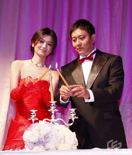 Supermodel bride Jiang Peilin is seen with groom Liu Jun, senior vice president of Lenovo, at their wedding in Beijing on May 28, 2009. Their wedding on Thursday attracts attention from both the entertainment and IT industries. Jiang, 30, and Liu, 40, dated for only a couple months following their romantic encounter at a Christmas party last year, according to Sina.com.cn.