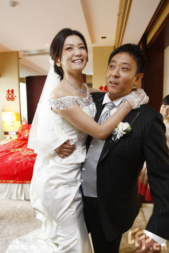 Supermodel bride Jiang Peilin is seen with groom Liu Jun, senior vice president of Lenovo, at their wedding in Beijing on May 28, 2009. Their wedding on Thursday attracts attention from both the entertainment and IT industries. Jiang, 30, and Liu, 40, dated for only a couple months following their romantic encounter at a Christmas party last year, according to Sina.com.cn. 