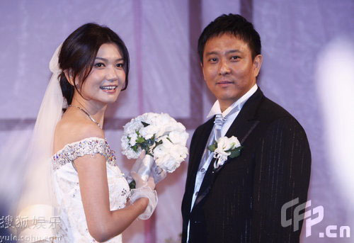 Supermodel bride Jiang Peilin is seen with groom Liu Jun, senior vice president of Lenovo, at their wedding in Beijing on May 28, 2009. Their wedding on Thursday attracts attention from both the entertainment and IT industries. Jiang, 30, and Liu, 40, dated for only a couple months following their romantic encounter at a Christmas party last year, according to Sina.com.cn.