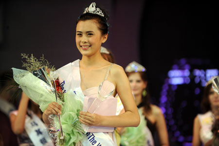 Zou Linying, a 15-year-old girl from Chengdu of southwest China's Sichuan Province, poses after winning the champion of the Super Model of the World Cosmos Pagent in Wuhan, central China's Hubei Province, on May 28, 2009. The final of the 19th Super Model of the World Cosmos Pagent was held here on Thusday, with the participation of 51 super models from 48 countries and regions. 