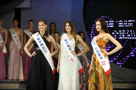 Modles from Latvia, Romania and Russia pose after winning the second runner-ups of the Super Model of the World Cosmos Pagent in Wuhan, central China's Hubei Province, on May 28, 2009. The final of the 19th Super Model of the World Cosmos Pagent was held here on Thusday, with the participation of 51 super models from 48 countries and regions. 