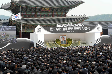 People attend the funeral for South Korean former president Roh Moo-hyun at the Gyeongbok Palace in Seoul, capital of the Republic of Korea, May 29, 2009. 