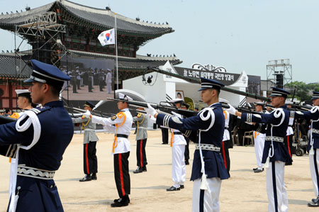 Honour guards fire into the air in the funeral for South Korean former president Roh Moo-hyun at the Gyeongbok Palace in Seoul, capital of the Republic of Korea, May 29, 2009.