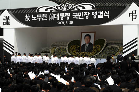 People attend the funeral for South Korean former president Roh Moo-hyun at the Gyeongbok Palace in Seoul, capital of the Republic of Korea, May 29, 2009. 