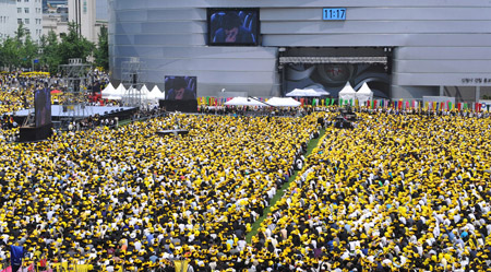 Hundreds of thousands of mourners filled the central Seoul Plaza watching the funeral of former president Roh Moo-hyun through an electronic screen in Seoul, capital of South Korea, on May 29, 2009. 