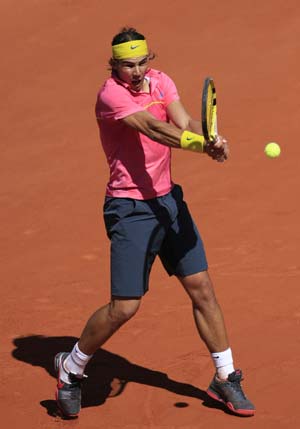 Spain's Rafael Nadal returns the ball against Australia's Lleyton Hewitt during the 3rd round competition of men's singles at the French Open tennis tournament at Roland Garros in Paris, France, May 29, 2009. Nadal beat Hewitt 6-1, 6-3, 6-1. (Xinhua/Zhang Yuwei)