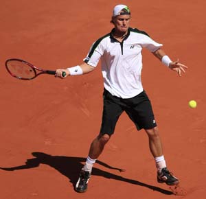 Australia's Lleyton Hewitt acts against Spain's Rafael Nadal during the 3rd round competition of men's singles at the French Open tennis tournament at Roland Garros in Paris, France, May 29, 2009. (Xinhua/Zhang Yuwei)