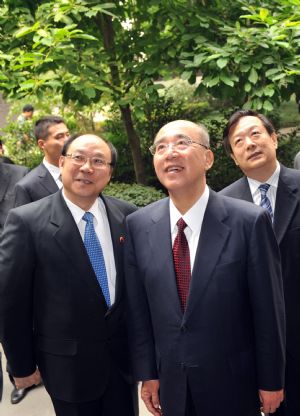 Kuomintang (KMT) Chairman Wu Poh-hsiung (R, front) visits the memorial hall of Lien Heng in Hangzhou, capital of east China&apos;s Zhejiang Province, May 30, 2009. (Xinhua/Wang Dingchang)