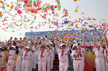 Students cheer during an International Children&apos;s Day activity in Ditan Park in Beijing, China, May 29, 2009. A garden party with the theme of focusing on youth life and health to celebrate the International Children&apos;s Day was held here attracting nearly 20,000 children and parents. (Xinhua/Zhou Liang) 