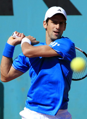 Serbia's Novak Djokovic returns the ball against Germany's Philipp Kohlschreiber during the 3rd round competition of men's singles at the French Open tennis tournament at Roland Garros in Paris, France, May 30, 2009. Djokovic lost to Kohlschreiber 4-6, 4-6, 4-6. (Xinhua/Zhang Yuwei)