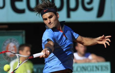 Switzerland's Roger Federer plays a forehand against French player Paul-Henri Mathieu during the 3rd round competition of men's singles at the French Open tennis tournament at Roland Garros in Paris, France, May 30, 2009. Federer won the match 4-6, 6-1, 6-4, 6-4. (Xinhua/Zhang Yuwei)