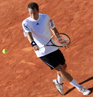Germany's Philipp Kohlschreiber returns the ball against Serbia's Novak Djokovic during the 3rd round competition of men's singles at the French Open tennis tournament at Roland Garros in Paris, France, May 30, 2009. Kohlschreiber won the match 6-4, 6-4, 6-4.(Xinhua/Zhang Yuwei)