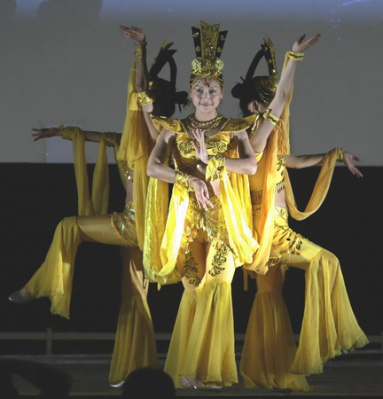 Students from China and Russia perform Chinese dance during the Chinese culture festival at the Confucius Institute of Moscow University on May 31, 2009.[Xinhua] 