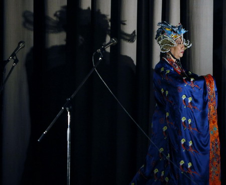  A Chinese woman living in Russia shows ancient Chinese costume during the Chinese culture festival at the Confucius Institute of Moscow University on May 31, 2009.[Xinhua]