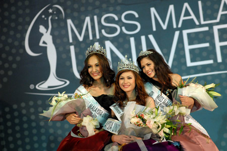 JoanneBelle Ng (C), winner of Miss Malaysia 2009, second placed Cassandra Patrick (L) and third placed Claudia Tania Sibert pose for photos, in Kuala Lumpur, capital of Malaysia, May 30, 2009. Twenty-one-year old JoanneBelle Ng will represent Malaysia at the upcoming Miss Universe 2009 pageant to be held in the Bahamas on August 23. (Xinhua/Chong Voon Chung)