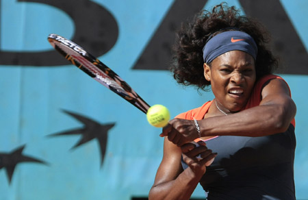 Serena Williams of the United States acts against Spain's Maria Jose Martinez Sanchez during the 3rd round competition of women's singles at the French Open tennis tournament at Roland Garros in Paris, France, May 30, 2009. Williams won the match 4-6, 6-3, 6-4. (Xinhua/Zhang Yuwei)